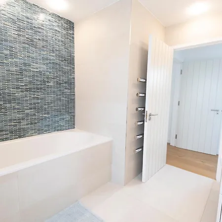 Golden View فيلة